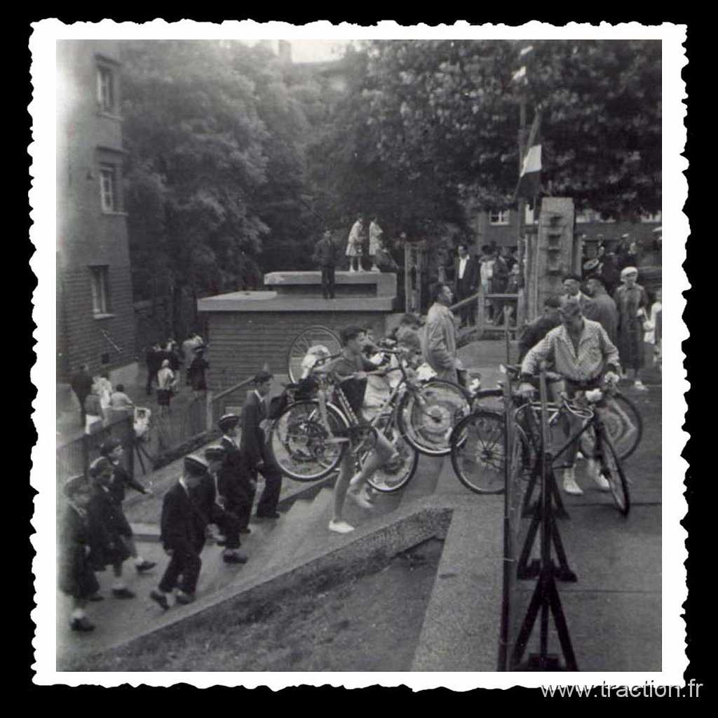 1959_06_00 0346.jpg - 00/06/1959 - LE PR-SAINT-GERVAIS (Seine), Stade Léo LAGRANGE, Au centre en premier plan Michel LÉVÊQUE avec son vélo ferme le groupe de 3ème